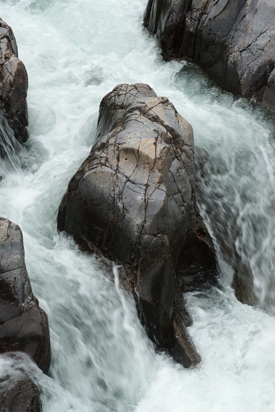 water flowing through the large rocks