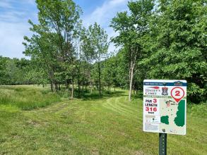 A sign showing a disc golf map