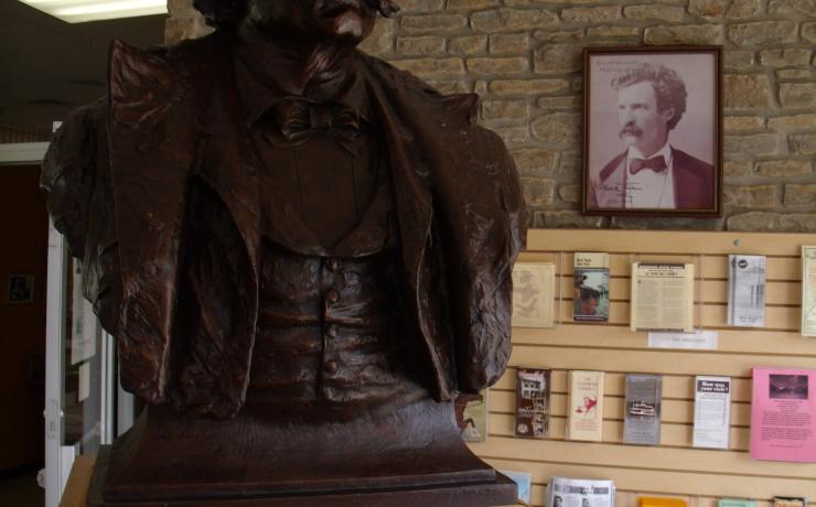 a bust of Mark Twain