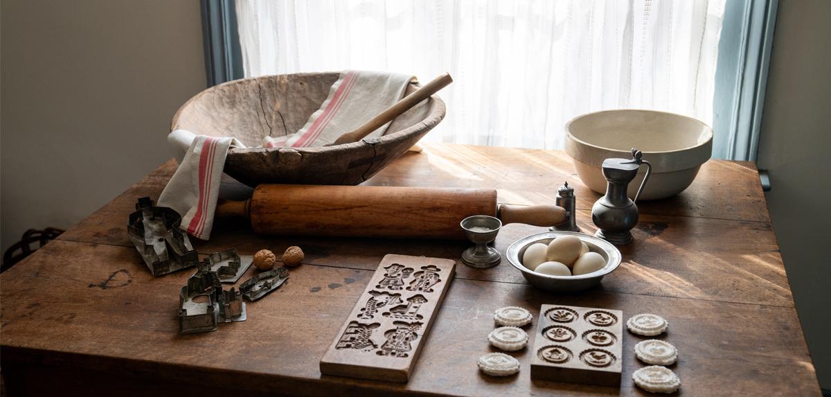 Table containing a variety of kitchen items.