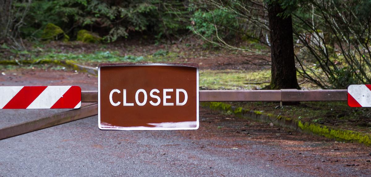An closed entrance gate showing that the park is closed.