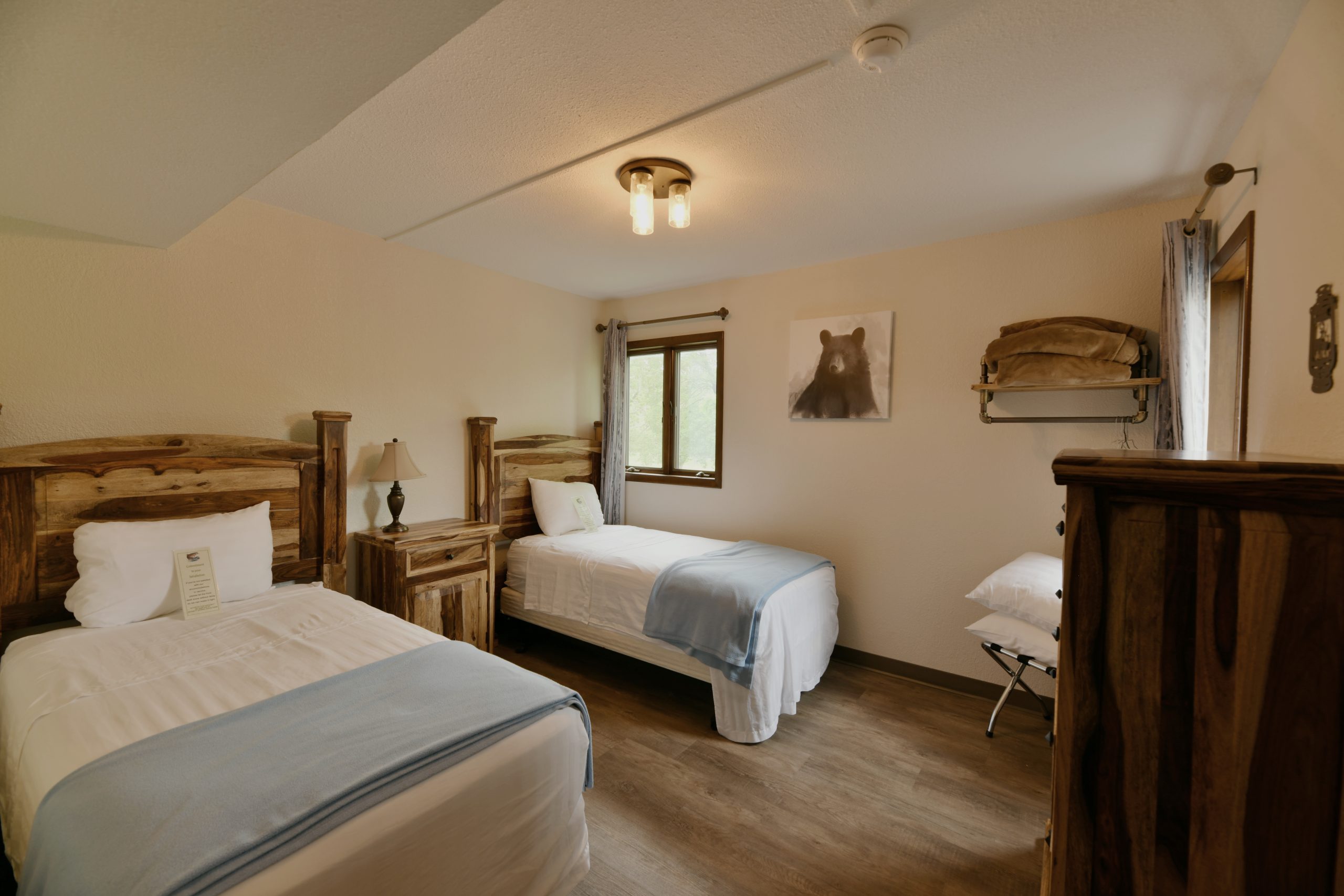 two twin beds in lodging unit