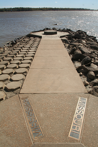 Mississippi and Missouri rivers are labeled on the sidewalk going out to the confluence point
